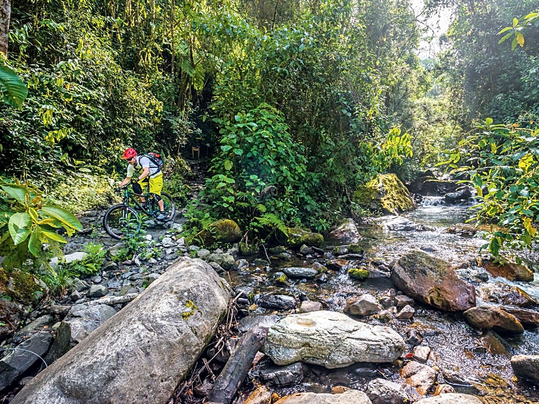 Durch den Dschungel führen in Kolumbien nur Trails. Wer lieber Schotterstraßen fährt, ist hier falsch.