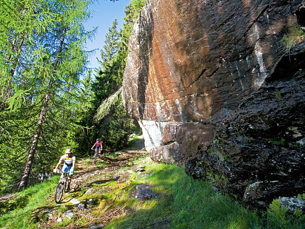 Wenn die Natur Murmeln spielt. Gigantischer Felsblock im hinteren Teil des Ultentals zwischen Weissbrunnsee und St. Gertraud.