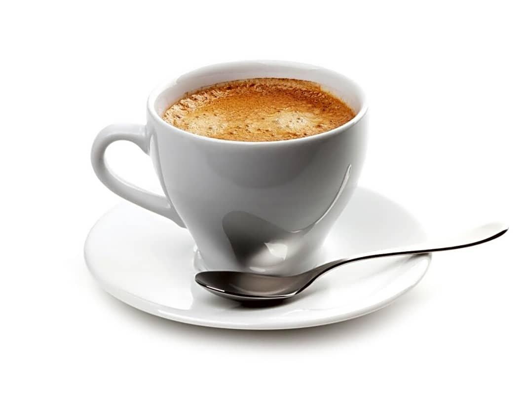 Mehr Kaffee – weniger Fett. Verantwortlich dafür ist das Koffein, das das zentrale Nervensystem stimuliert. Wie das geht? Koffein steigert die Lipolyse, also die Fettverbrennung. Diese sorgt dafür, dass sowohl Nahrungs- als auch Körperfett in ihre Bestandteile gespalten und für die Energieversorgung des Körpers herangezogen werden. Unsere Empfehlung: eine Tasse vor dem Training.