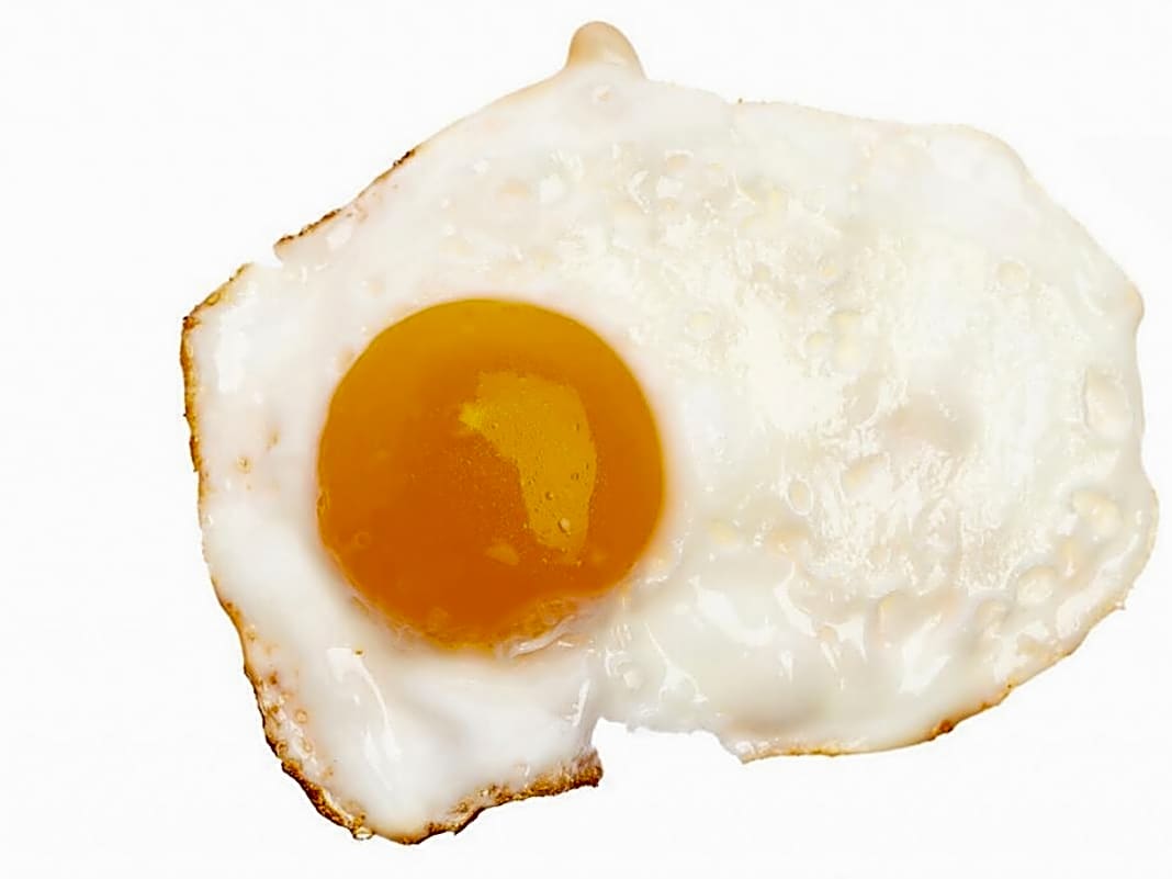 Kohlenhydratarm frühstücken: Programmieren Sie morgens schon Ihren Stoffwechsel auf Fettverbrennung. Laut einer aktuellen Studie der University of Alabama setzt ein fettbetontes Frühstück nicht an – sondern bringt den Fettstoffwechsel in Gang. Ergebnis: Körperfett wird reduziert. Wie das geht? Starten Sie den Morgen mit Eiern, Wurst oder Käse – gerne kombiniert mit Gemüse. Brot, Müsli, Obst oder Säfte sollten dagegen nicht auf dem Frühstückstisch landen.