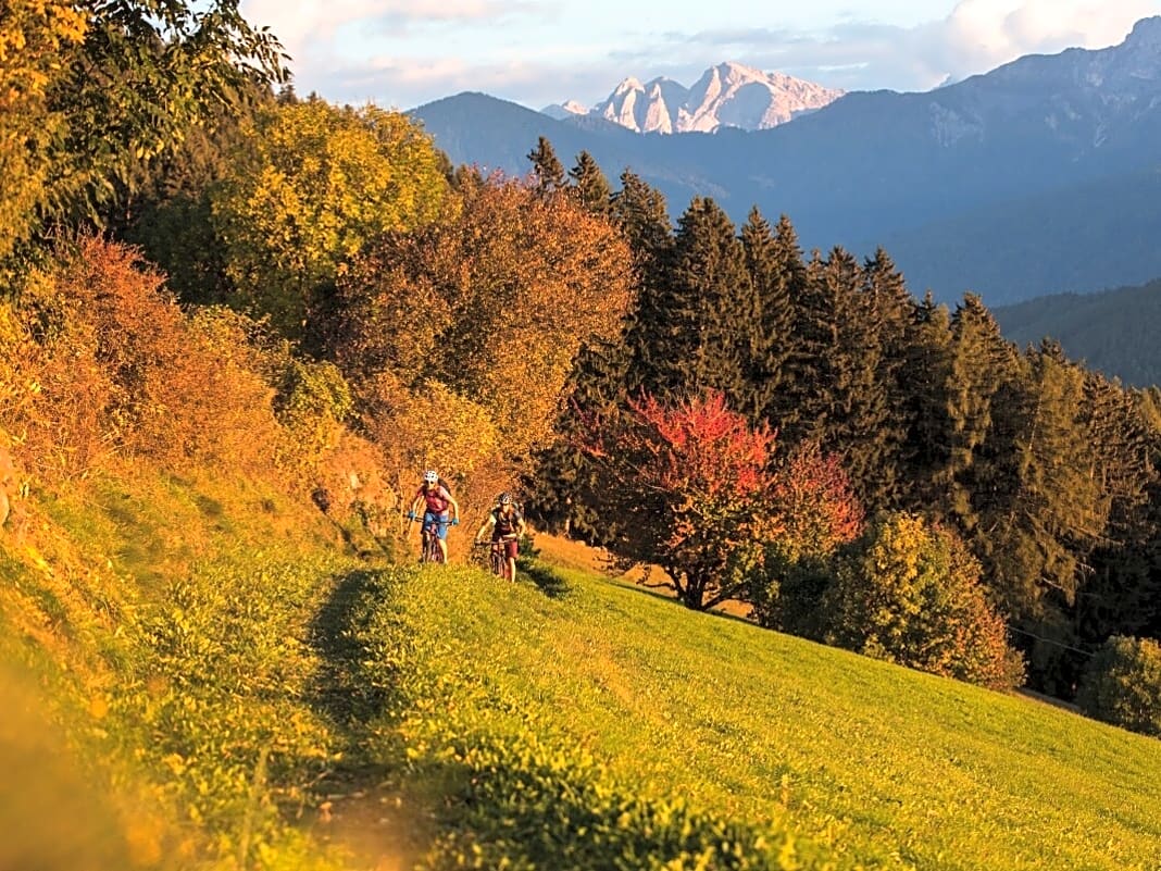 Sanfte Almen-Trails und die Dolomiten nur als Bildrahmen: Das kann das Pustertal auch.