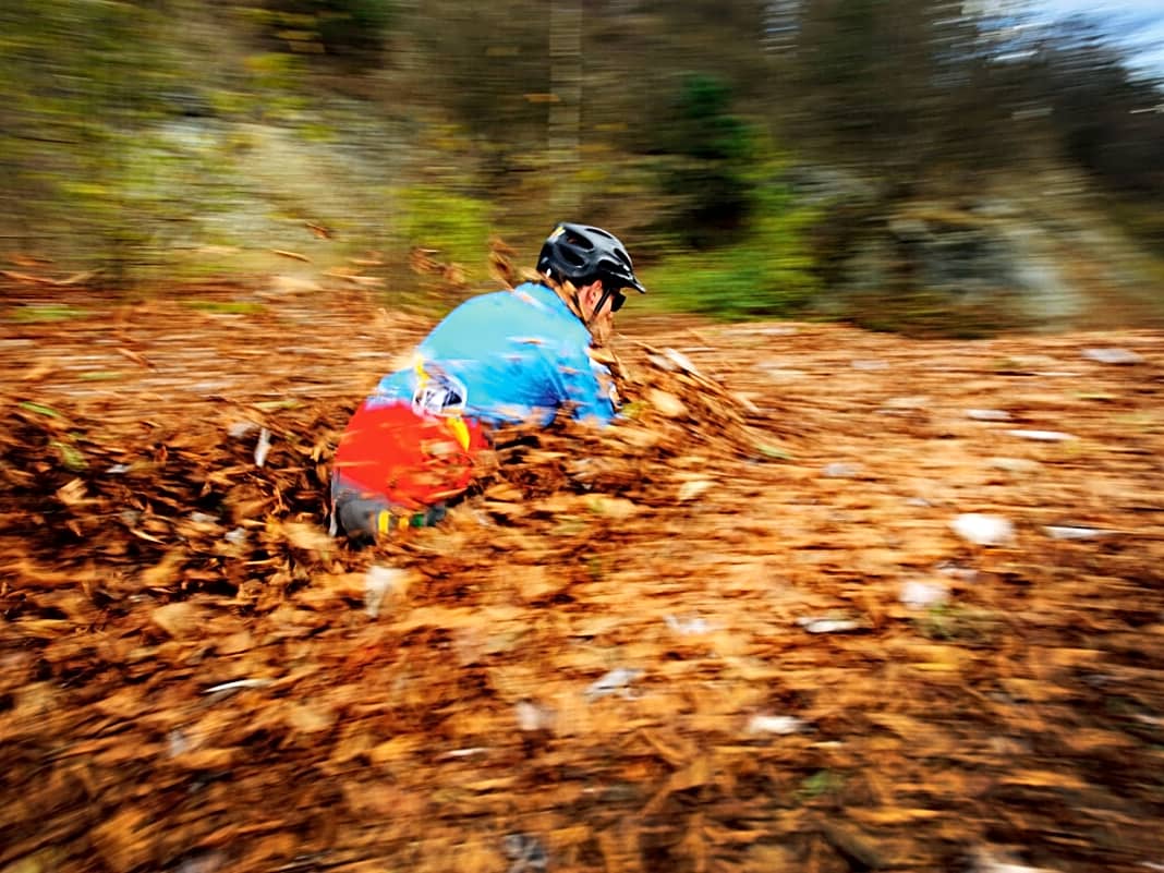 Großer Extra-Spaß im Herbst: Manche Trail-Abschnitte sind jetzt bis zum Rand voll mit Laub …