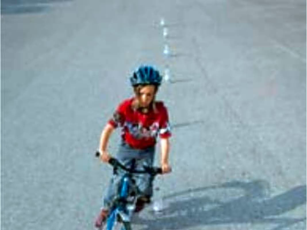 KURVENTECHNIK

Stellen Sie in unregelmäßigem Abstand Plastikflaschen auf und lassen Sie ihr Kind drum herum Slalom fahren.