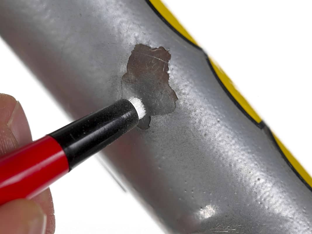 3. Korrosion wegradieren

Hat sich unter den Blasen tatsächlich Korrosion gebildet, muss diese zuerst entfernt werden. Bei kleinen Schäden erledigt man das punktgenau mit einem Glasfaser- Radierstift aus dem Lack- oder Schreibwarenfachhandel.