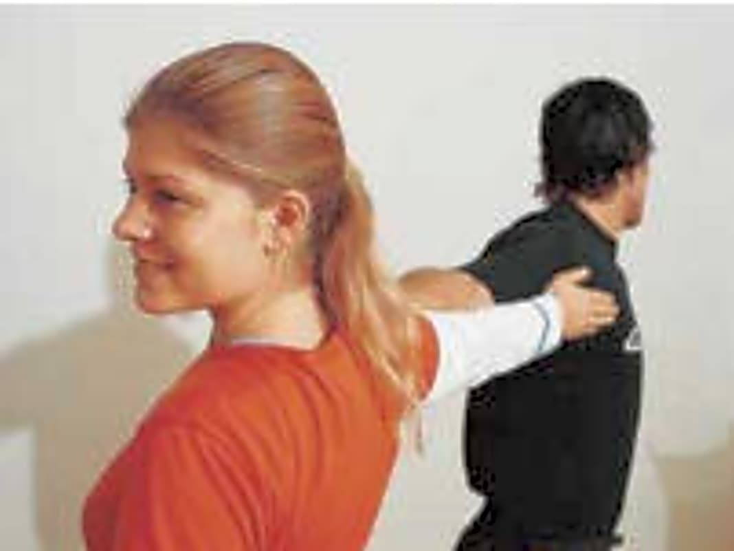 Brustmuskulatur

Durchführung: Partner mit gestrecktem Arm an die

Schulter greifen. Dabei Druck auf die Schulter ausüben.Kopf in entgegengesetzte Richtung drehen, Dehnung der Brustmuskulatur spüren. Alternativ auch alleine an einer Wand. Auch mit Arm in 90 Grad Winkel.