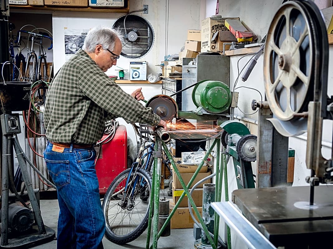 Rohre schneiden, Rahmen schweißen, Adapter fräsen – Joe Breeze kann in seiner Werkstatt komplette Bikes bauen.