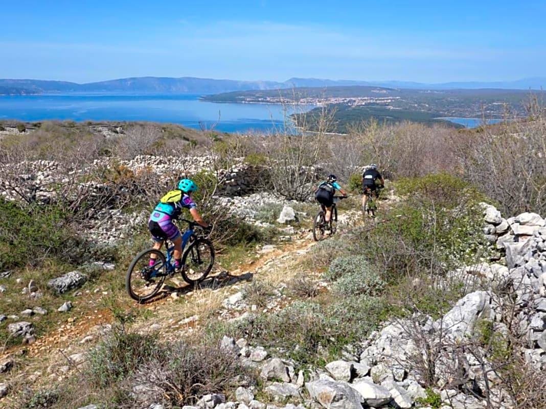 Das große Schütteln: Die Trails auf Kroatien sind verschwägert mit denen der Gardasee-Region. Die US-Mädels reiten jauchzend zu Tal.