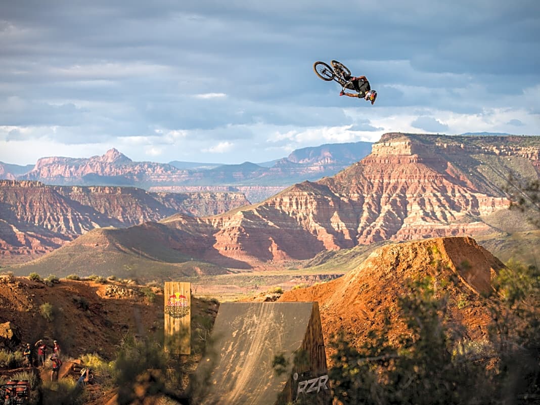 Andreus Spezialgebiet: fette Bikes, große Sprünge. Hier bei der legendären Red Bull Rampage in der Wüste Utahs, USA.