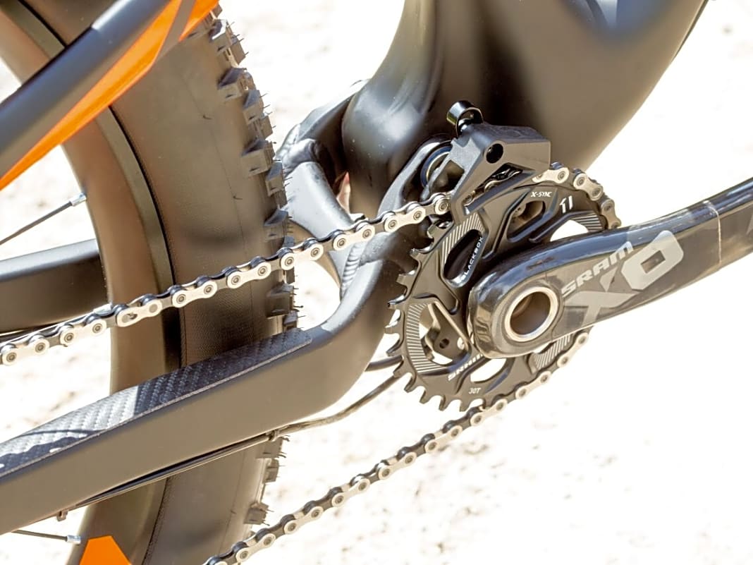 Alle Scott-Plus-Bikes sind auch mit einem Umwerfer kompatibel und ermöglichen eine Zweifach-Kurbel. Dafür wächst die Kettenstrebenlänge beim Genius auf 445 und beim LT auf 448 Millimeter.