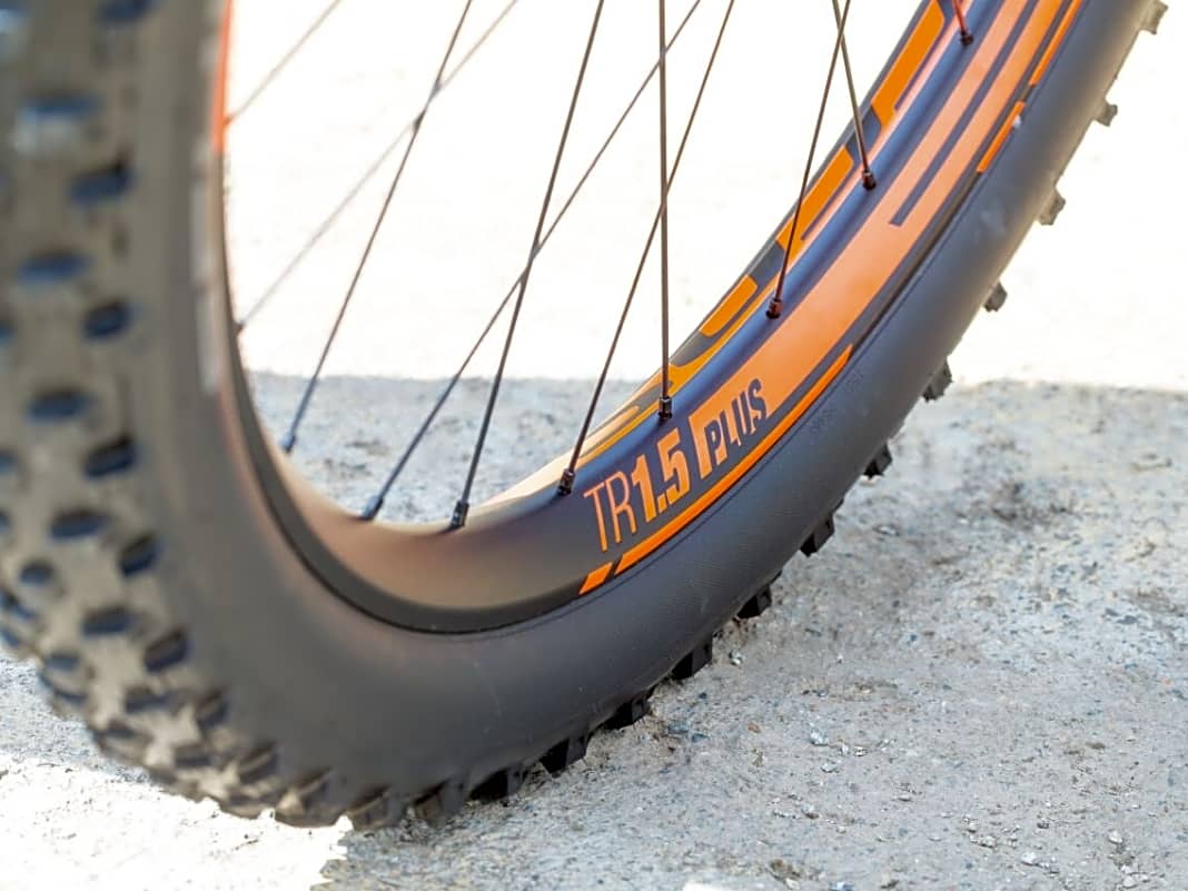 Für eine optimale Abstützung der breiten Reifen verwendet Scott eine 580 Gramm leichte Felge mit 40 Millimeter Maulweite.
