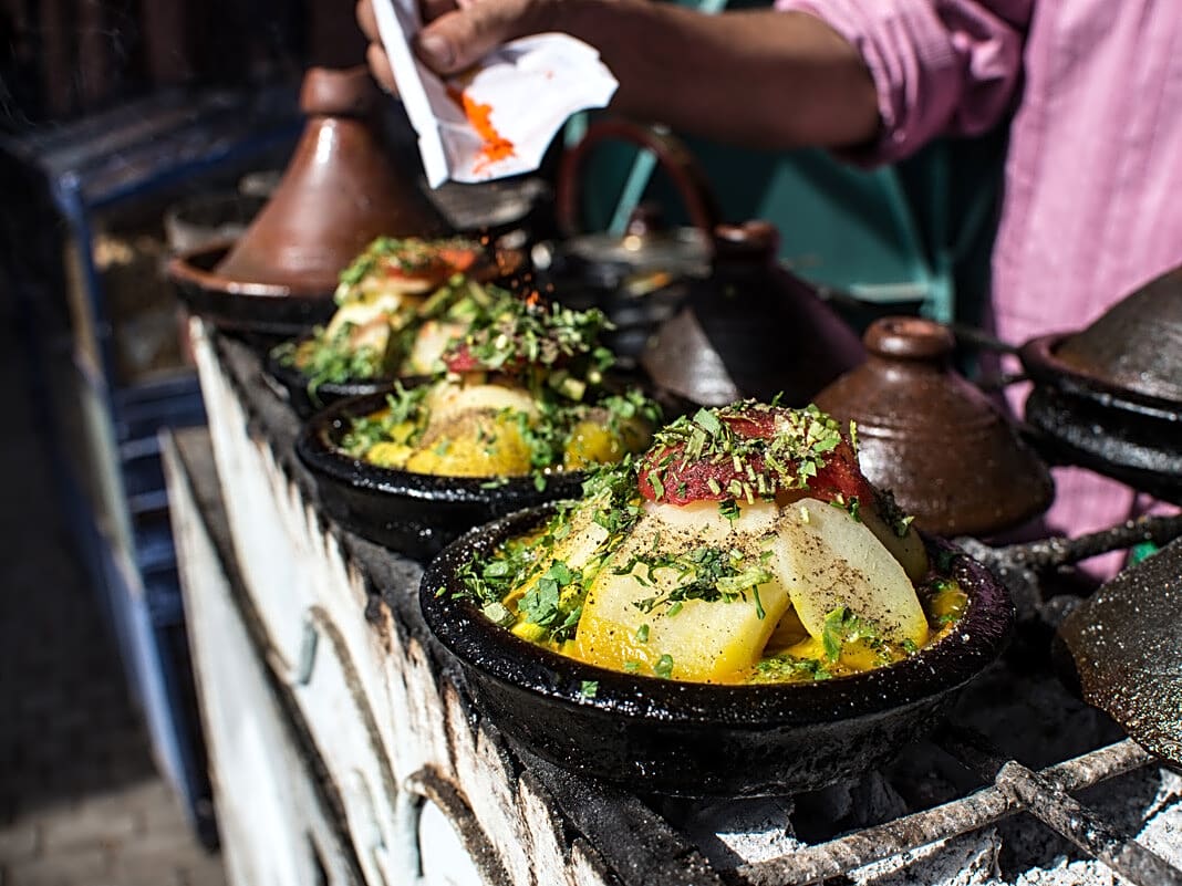 Köstliches Essen mit exotischen Gewürzen aus der Tajine, dem speziellen Kochtopf in Marokko.