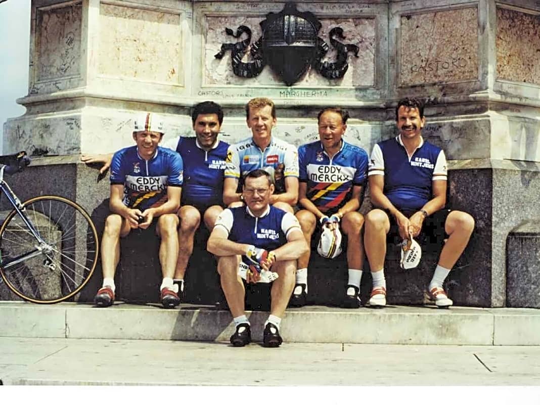 Wann immer es die Zeit zulässt, schwingt sich Wolfgang Renner (li.) zusammen mit Radkumpels in den Sattel. Dieses Bild entstand bei einer Toskana-Tour in den Achtzigern. Mit dabei: Eddy Merckx (2. v. li.) und Rallye-Ass Walter Röhrl (Mitte).