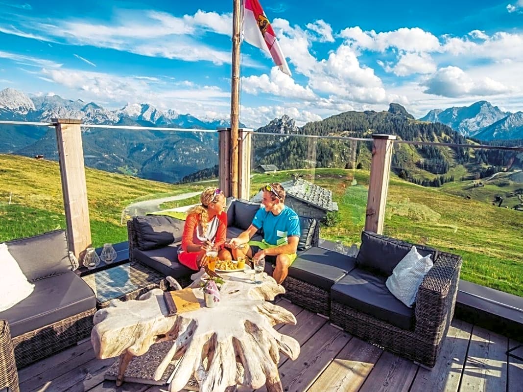 Günther und Hannelore beweisen mit der Kechtlalm, dass auch eine ganz neue Berghütte auf der Alm eine gute Figur machen kann. Viel Holz sorgt drinnen für eine wohlige Stimmung. Draußen erhöhen moderne Sitzgruppen den Chill-Faktor.