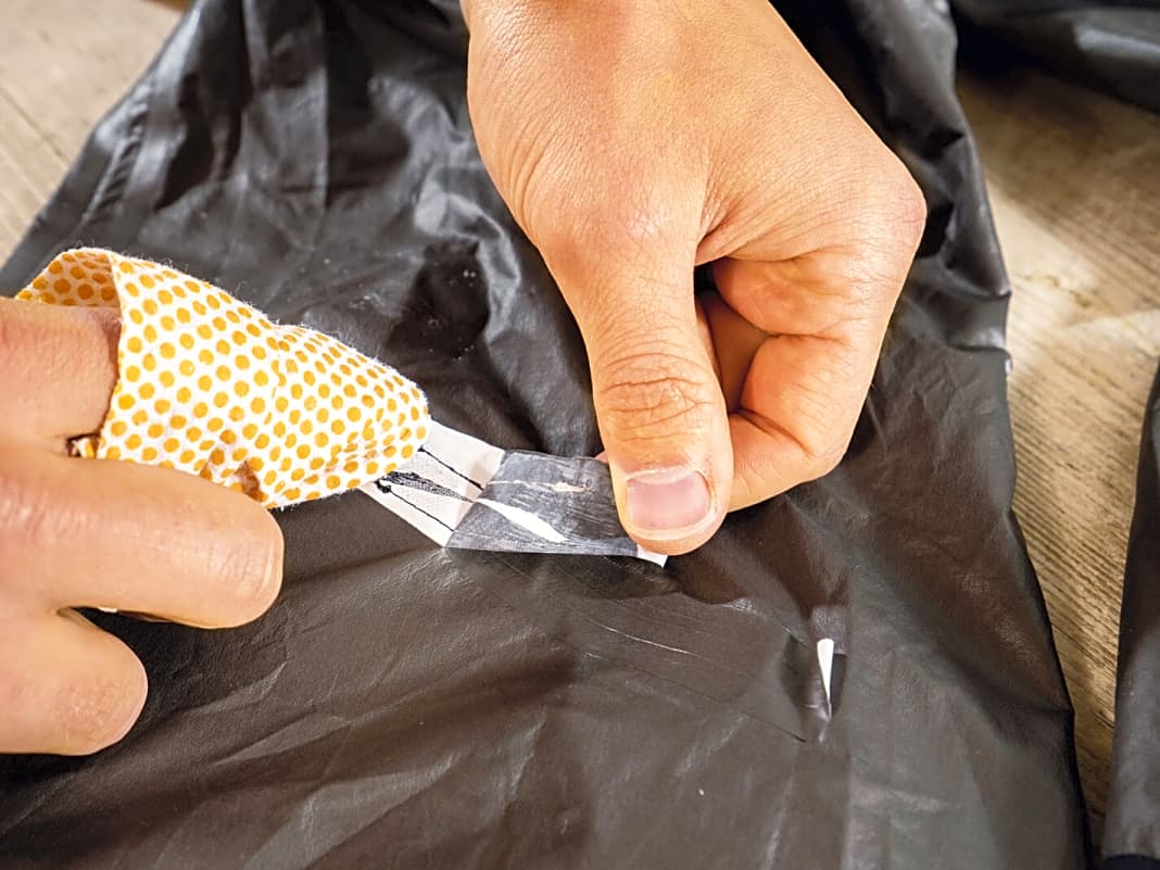 1. Abgelöstes Nahtband kommt bei Regenbekleidung öfter vor, kann aber recht einfach repariert werden. Reinigen Sie die Stelle, an der sich das Band gelöst hat zuerst gründlich mit etwas Waschbenzin.