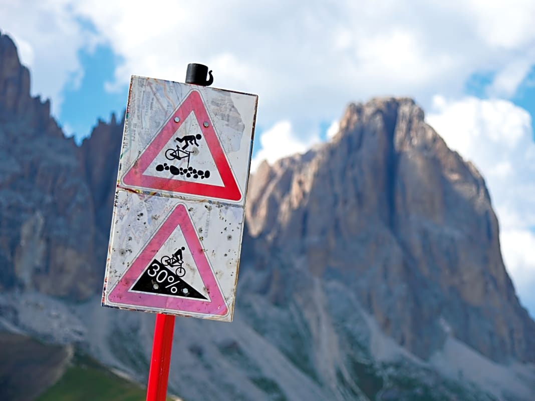 Auch typisch Dolomiten: Das steile Gefälle mit tiefem Schotter ist zu recht gefürchtet.