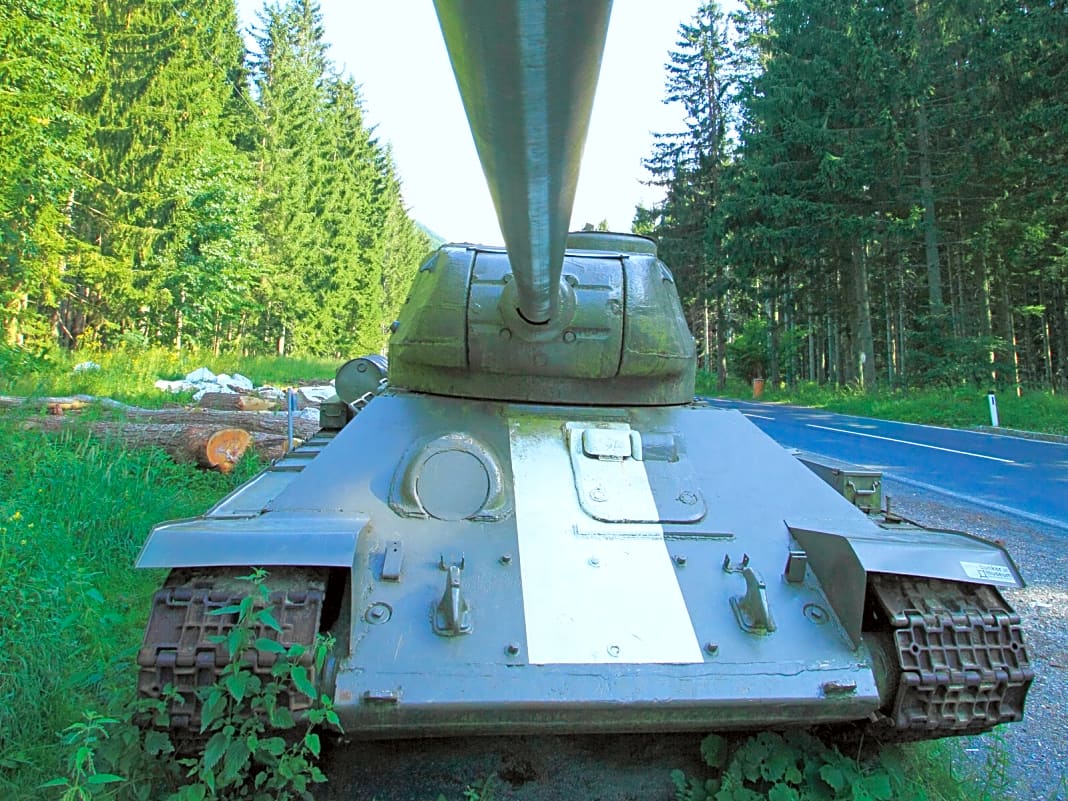 Zur Begrüßung am Wurzenpass ein Panzer –

 heute ein Museumsstück