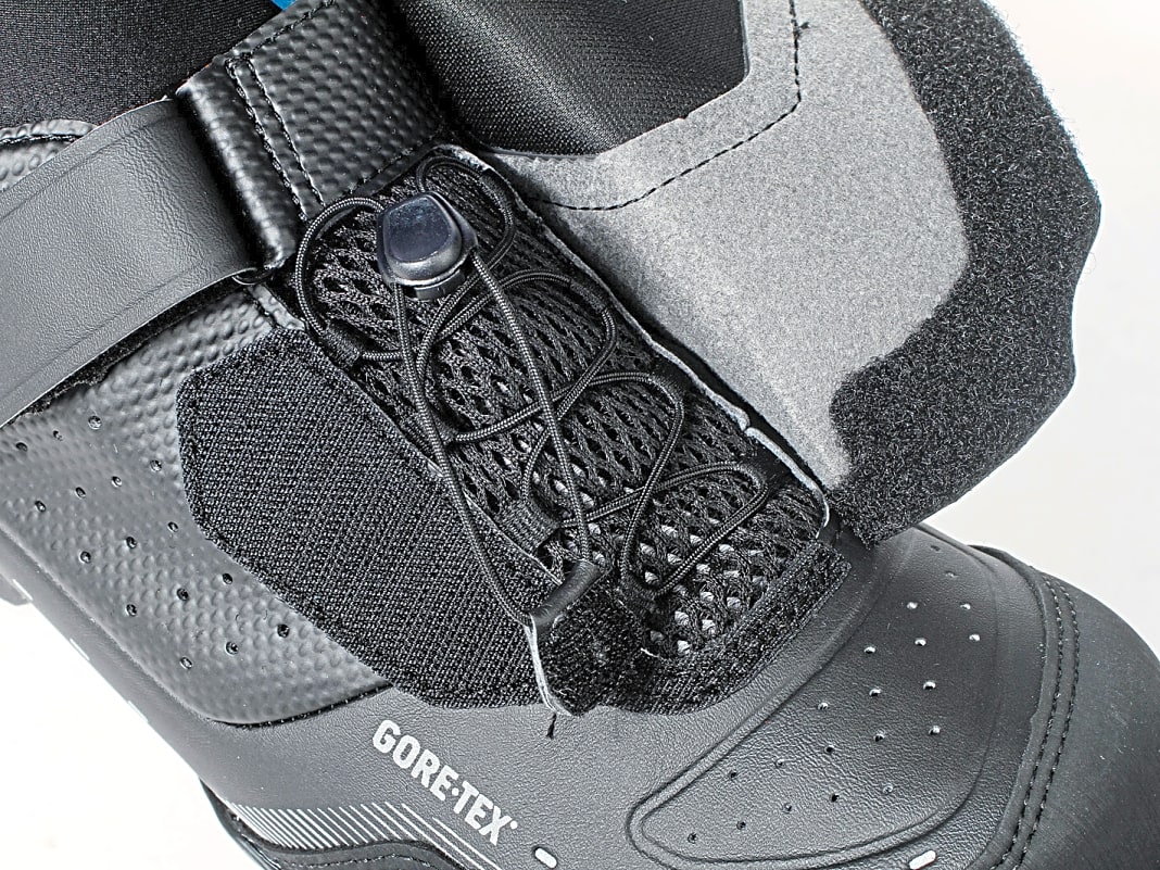 Besonders leicht und komfortabel schließen Schnellschnürsysteme. Offen liegende Klettverschlüsse oder Schnürungen erhöhen das Risiko, dass Wasser in den Schuh eindringt.
