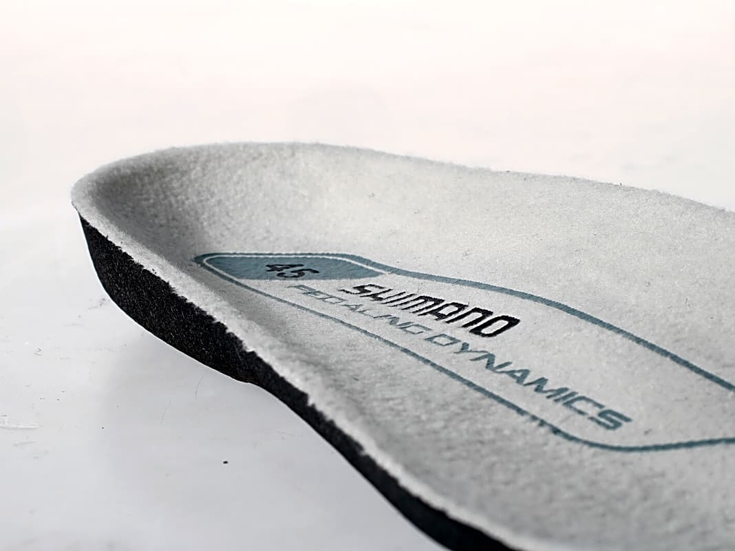 Die Kältebrücke vom Pedal in den Schuh muss auf jeden Fall verschlossen sein. Zusätzliche Dämmung bringt eine Innensohle mit Fleece-Beschichtung oder einer Zwischenschicht mit Alu-Kern.