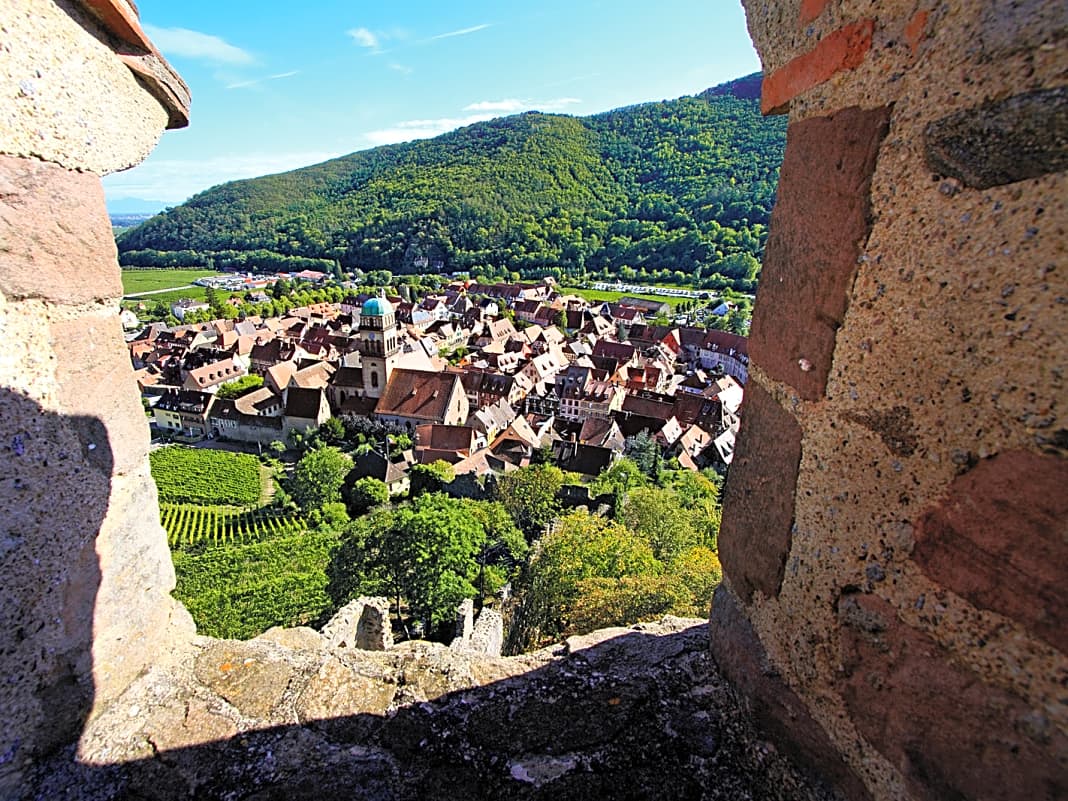 Fachwerk, Weinberge und Burg verzücken jeden Besucher. Das Örtchen Kaysersberg ist ein idealer Ausgangspunkt für Touren.