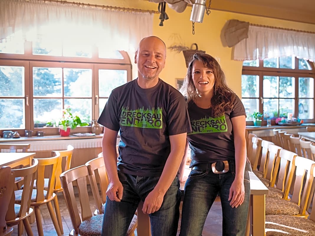 Mehr Herzblut geht kaum: Organisator Thomas Frenzel mit Freundin Mandy im Forsthaus. 