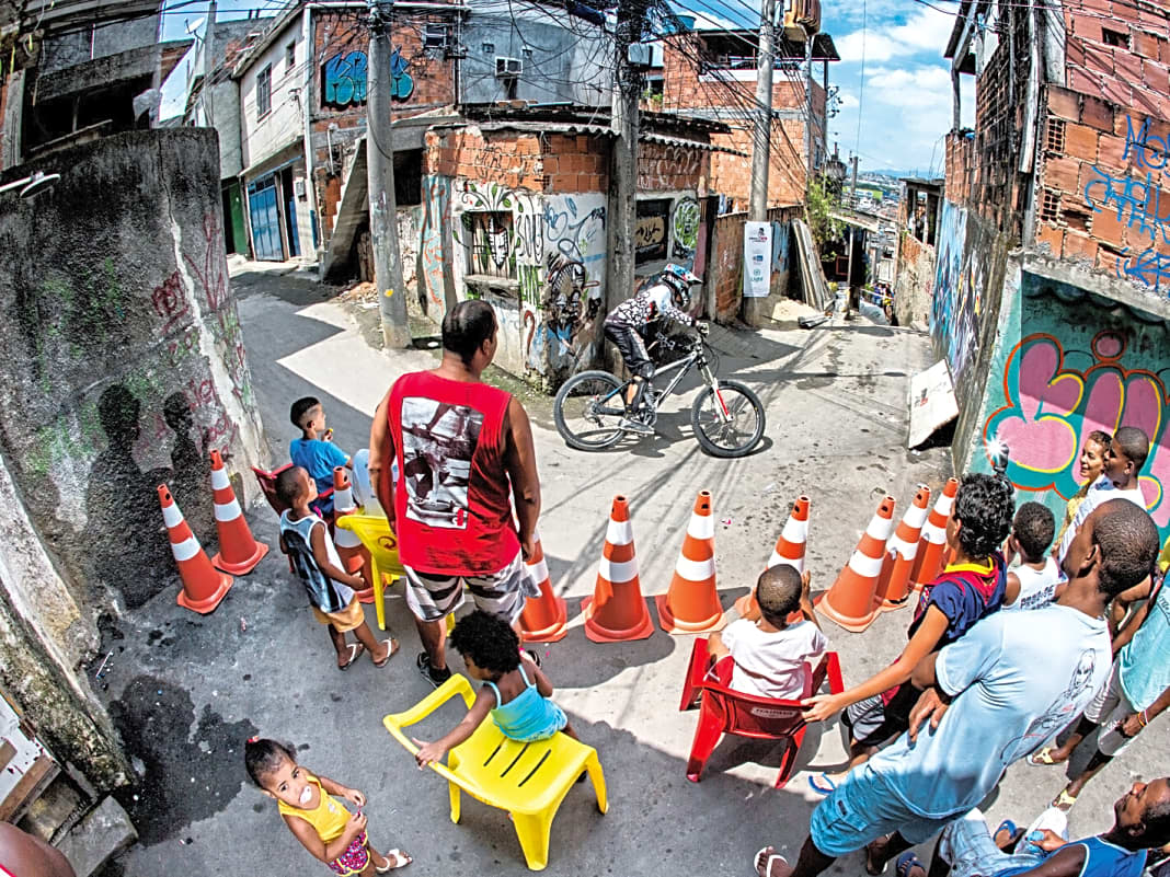 Mit Kind und Kegel: Die Mountainbike-Rennen in den ärmsten Ecken Rios sind Familienfeste. 