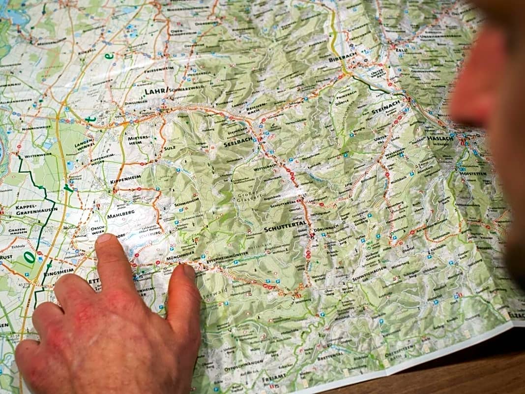 Marcus Klausmann zeigt seine Trails in der Karte.