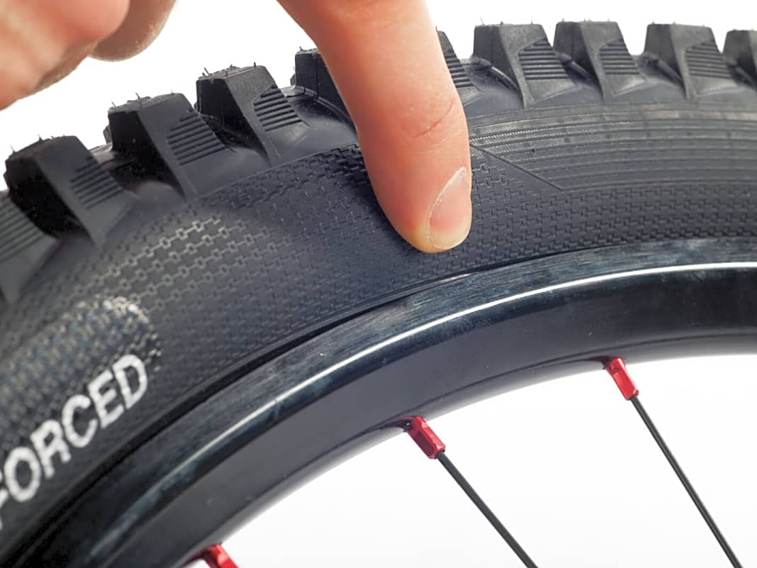 9. Damit sich der Reifen richtig ins Felgenhorn setzt und einwandfrei geradeläuft, müssen Sie ihn gegebenenfalls stärker aufpumpen. Beachten Sie dabei unbedingt den zulässigen Maximaldruck von Reifen und Felge (Carbon).  