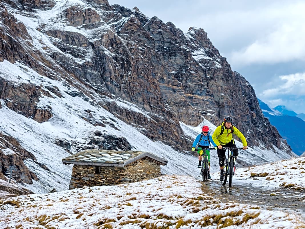 Wie bei uns in den Rockys kann das Wetter auch in den Alpen schnell mal um­schlagen. Warme Klamotten müssen deshalb immer mit in den Rucksack.