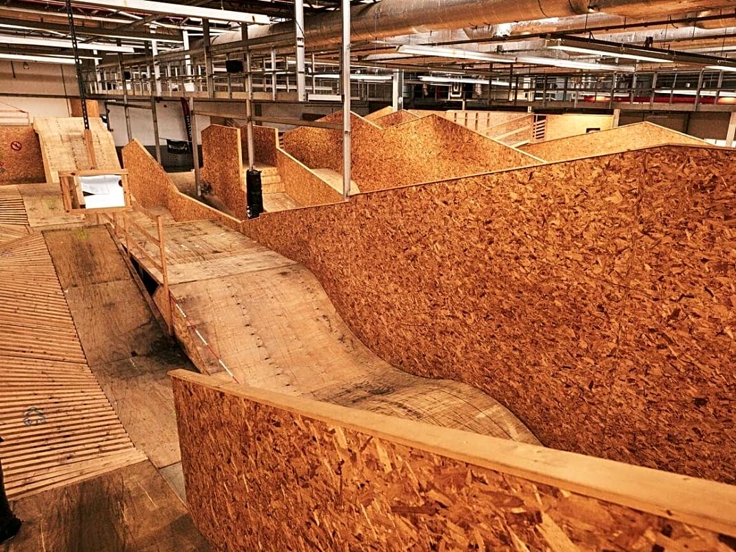 99 Prozent des verbauten Materials ist aus Holz. Die Betreiber verwendeten nach Möglichkeit beim Bau nur ökologisch fair gehandeltes Holz.