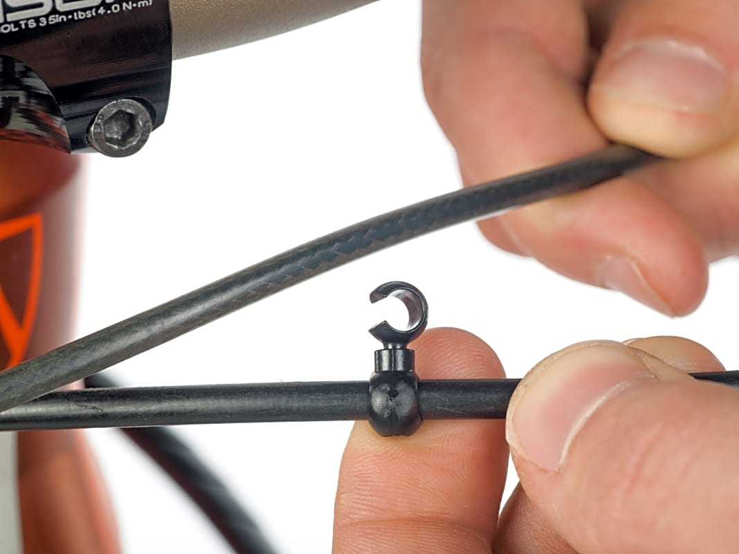(1) Kabelhaken sind die einfachste Methode, um die Leitungen zu verbinden, leider verrutschen sie auch leicht und sind nicht sonderlich robust.