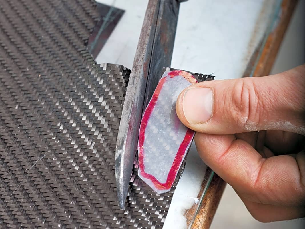 (2) Flicken schneiden  Anhand einer Schablone schneidet Jochen einige Flicken aus den Kohlefasermatten. Je nach Stelle werden Unterschiedliche verwendet.