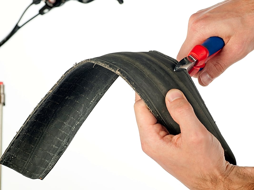 (1) Drahtreifen kürzen Sie am besten mit einem Seitenschneider auf die Länge der Kettenstrebe. Bei Kevlar-Reifen reicht eine normale Schere.