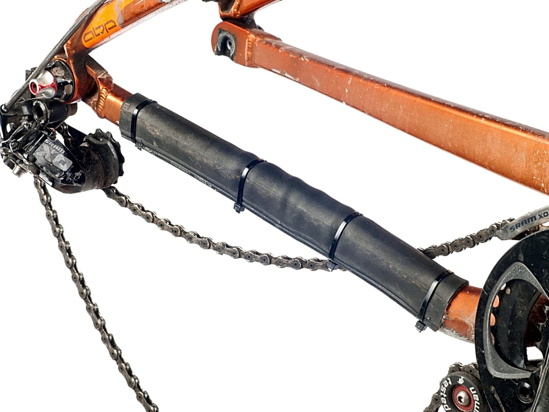(3) Drei bis vier Kabelbinder reichen in der Regel aus. Toll: Ein Rennradreifen ist in der Regel deutlich robuster als ein klassischer Neoprenschutz für die Kettenstrebe.