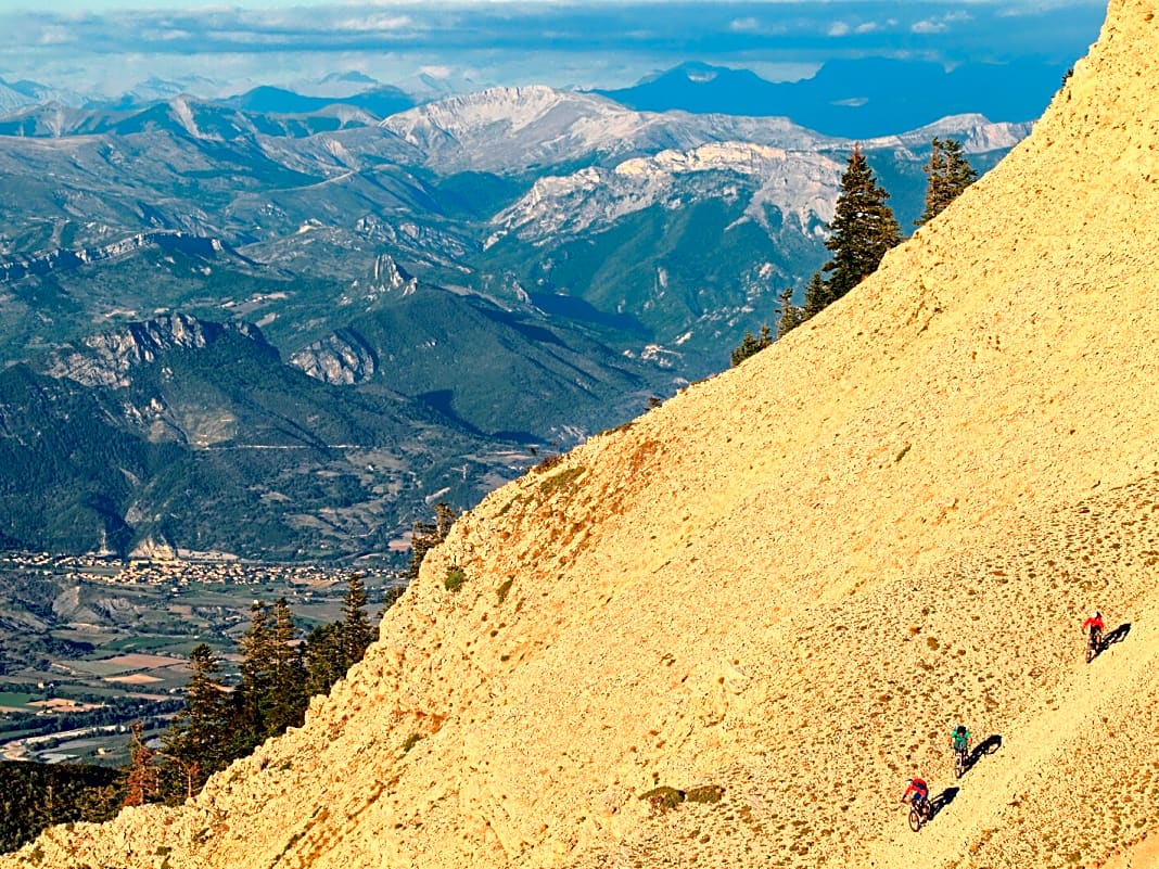 Der Enduro-Trail vom Montagne de Lure hinunter: Auf 1000 Höhenmetern haben Locals hier eine spaßige Spur in den Fels gezogen.
