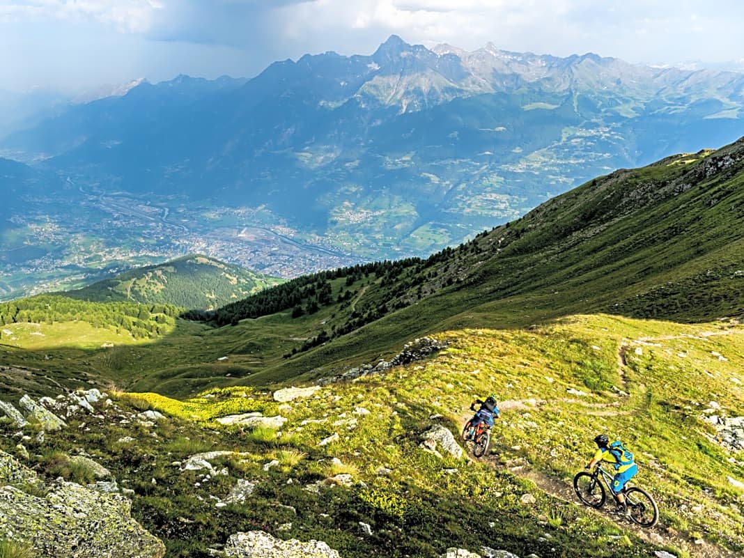 Die Abfahrt zurück ins Aostatal ist scheinbar unendlich lang. Hier wechselt der Trail den Untergrund so oft wie die Richtung.
