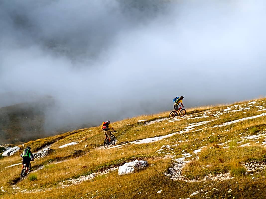 Abruzzen: Etwa am Wadenansatz des italienischen Stiefels türmen sich die bis zu 2912 Meter hohen Abruzzen. Ein im Sommer sehr verlassenes, karstiges Teilgebirge des Apennin. Sehr unitalienisch verfangen sich hier gern Regenwolken. Daher ist es wichtig, dass man nur bei gutem Wetter und früh morgens aufbricht, um auf den Pfaden entlang der Berggrate zu balancieren. Bei Nebel oder Gewitter besteht in der baumlosen Gipfelregion Lebensgefahr. Unterschlupf bieten vereinzelte Rifugios, mit oft überraschend liebevoll geführter Küche. | Stefan Stuntz, alias "Der Alpenzorro", hat die Erfahrungen seiner Abruzzen-Durchquerung sehr informativ und lesenswert in BIKE beschrieben.