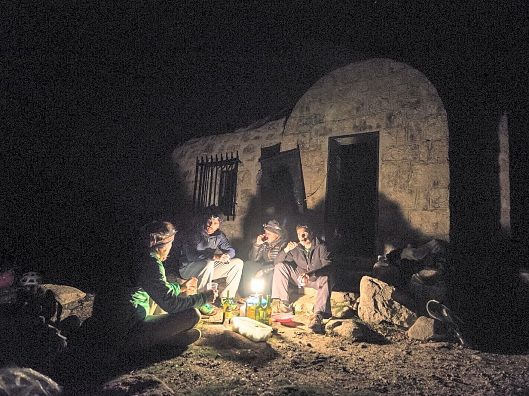 Wir könnten in der Hütte auf der Cueva Valiente schlafen, ziehen aber Schlafsack und sternklaren Nachthimmel vor.