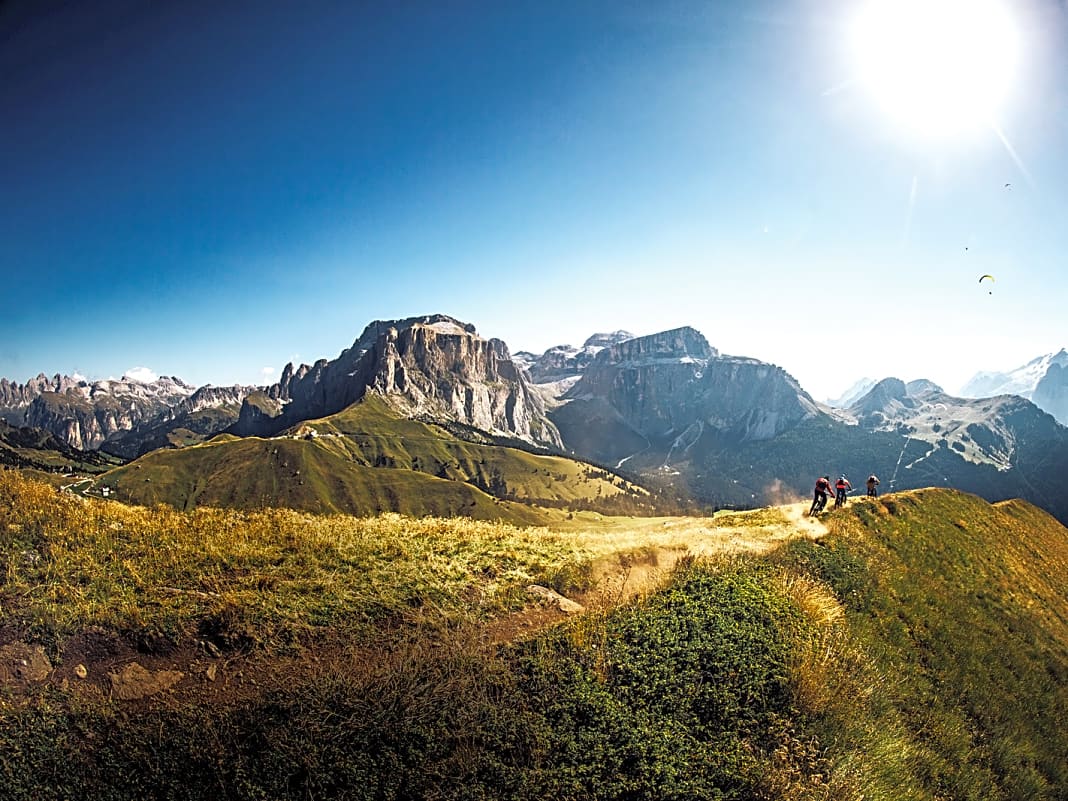 Dolomiten: Gipfeltreffen – Nirgendwo in den Alpen sind die Gipfel so markant wie in den Dolomiten. Schieben sich, wie hier, Sellastock und Marmolada ins Blickfeld, hat man einen der besten Trails mit Lift-Anschluss unter den Reifen. 
