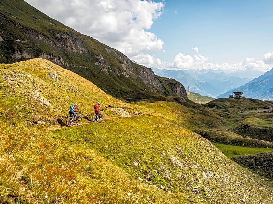 Der Nufenenpass (2478 m) ist der höchste Punkt der Tour und Übergang vom Wallis ins Tessin. Eine Art Bergfest, das man auf der Capanna Corno Gries mit Cappuccino und Kuchen stilecht feiern kann.