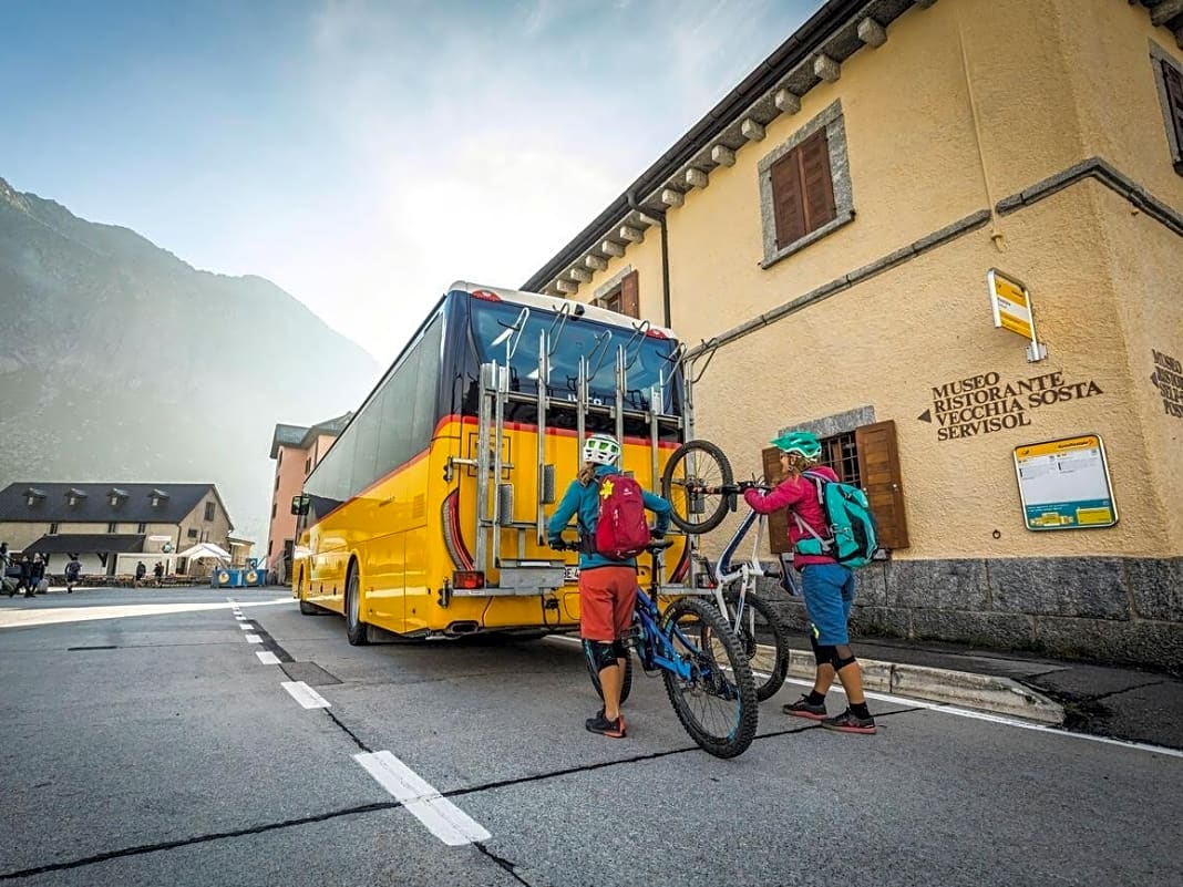 Irgendwann brauchen wir die Hilfe des Busfahrers nicht mehr. In dieser Region nutzen viele Enduro-Biker das Postauto als Lift.