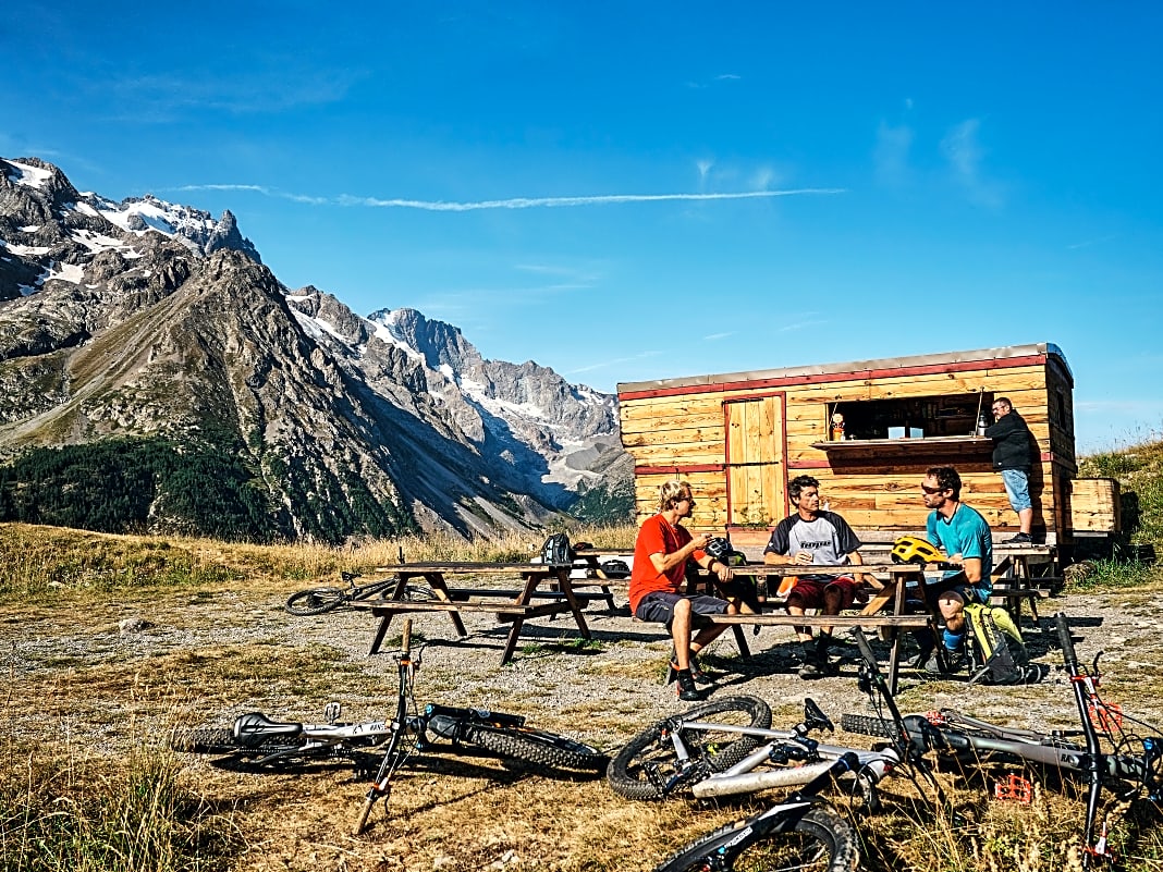 Ein umgebauter Schäferwagen bietet am 2000 Meter hoch gelegenen Lac du Poutet Kaffee an. Ein Treffpunkt für Berg-Freaks aus aller Welt. 
