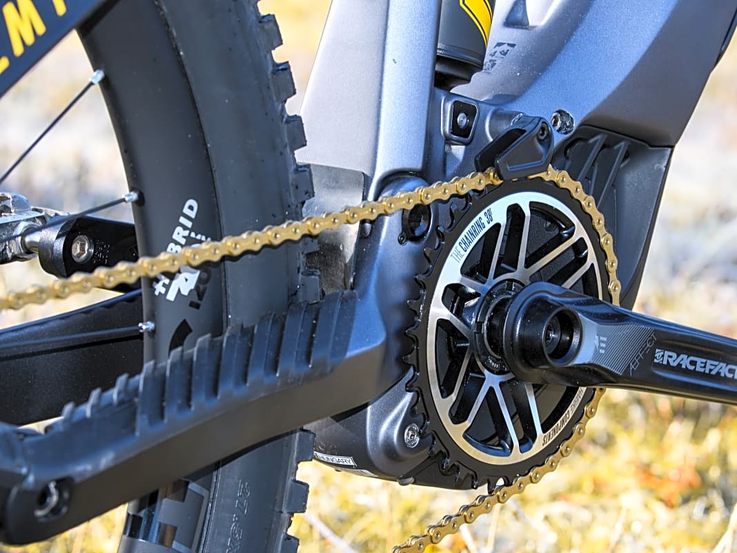 Der Yamaha PW-X2 treibt das Bike an. Das Kettenblatt ist eine Haibike-Konstruktion, der Kettenstrebenschutz sorgt für Ruhe im Heck, die leichten Laufräder für ein transparentes Handling.