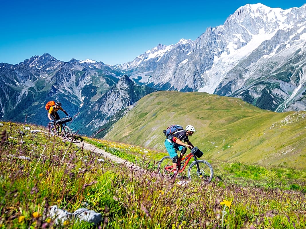 Der Traum-Trail vom Tête de la Tronche mit Blick auf den Mont Blanc.