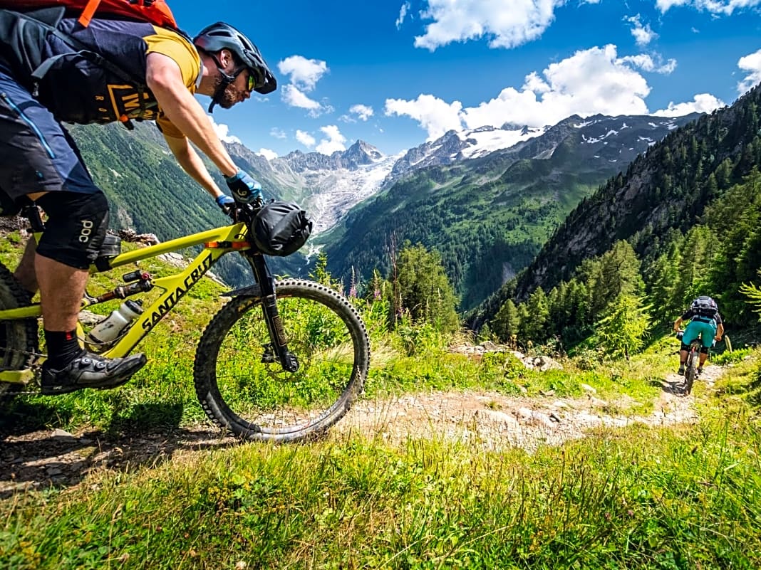 Jedes Jahr im September dürfen Mountainbiker den berühmten Fernwanderweg Tour du Mont Blanc befahren. Drei Chiemgauer haben ihre sieben Sachen gepackt und die Runde um den höchsten gipfel der Alpen versucht.