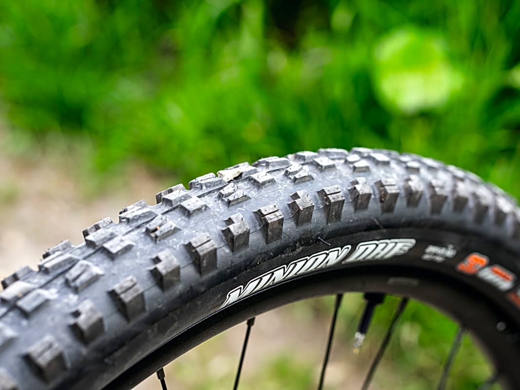 Giant Trance 1: Das grobe Profil der Minion-Reifen sorgt bergab zwar für viel Grip, die Reifen wollen aber auch bergaufbewegt werden.