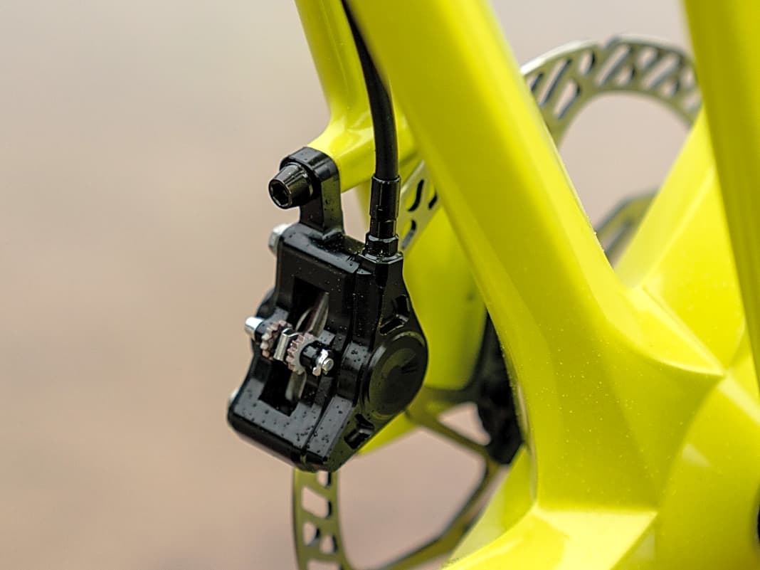 Für die nötige Verzögerung sorgt die Trickstuff Piccola Carbon. Die Bike Ahead Biturbo RS Carbon-Laufräder sind passend zur Rahmenfarbe lackiert.