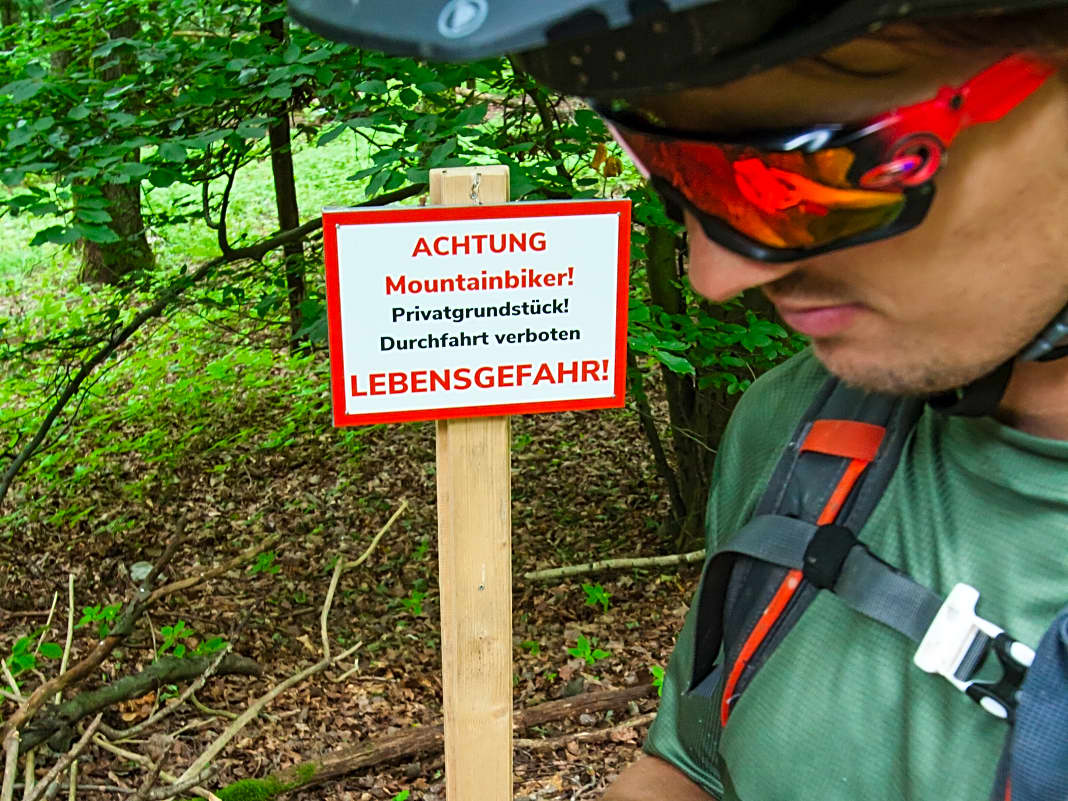 Die neue Bayerische Verwaltungsverordnung lässt in den Bamberger Wäldern private Verbotsschilder wie Unkraut aus dem Boden sprießen. Leider muss man die erst mal akzeptieren. Oliver sucht nach einer geeigneten Umfahrung.