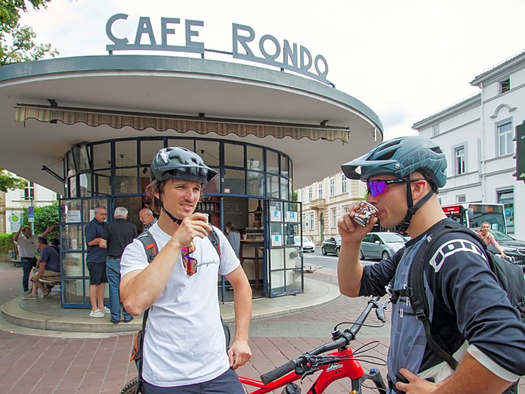 Vor dem Trailride sorgt ein Espresso am Café Rondo (Schönleinsplatz) für den richtigen Blutdruck.