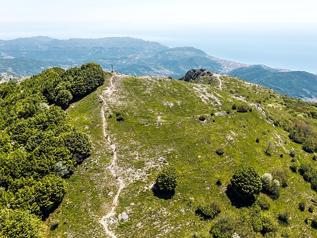 Tour 3: Monte Carmo – Traumblicke bis nach Korsika und an die Grenzen Liguriens: Der Monte Carmo ist mit 1641 Metern die höchste Erhebung der Region. Die Auffahrt ist auch mit dem E-MTB extrem fordernd. Auf der letzten Passage zum Gipfel ist Schieben angesagt.