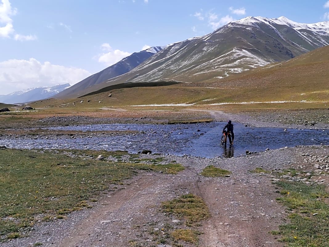 Manche Täler waren über 100 Kilometer lang. Philipp Markgraf bei einer von zahllosen Bachdurchfahrten auf dem Weg zum 3839 Meter hohen Arabel-Pass.